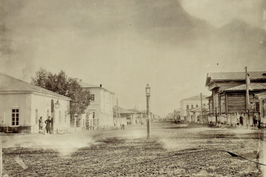 Перспектива улиц Воскресенской от Почтамтского (ныне ул. Перенсона) переулка в сторону Стрелки в 1890 году 