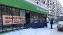Иномарка протаранила магазин в Челябинске