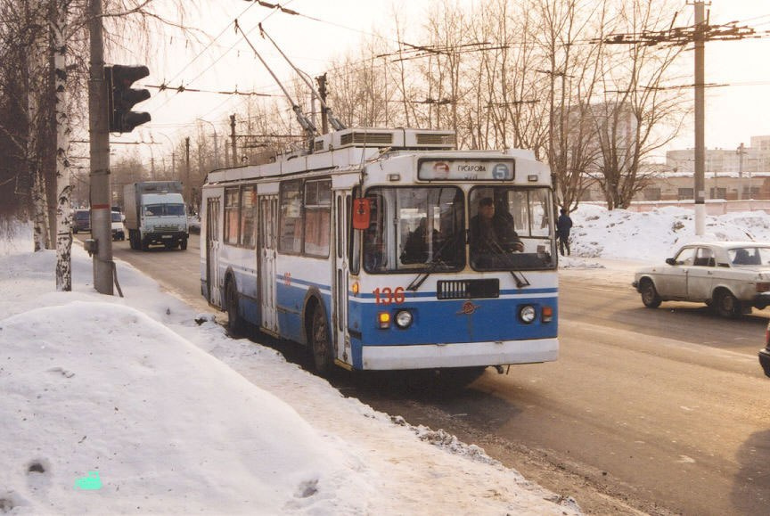 Троллейбус ЗиУ на маршруте номер пять в феврале 2004 года 