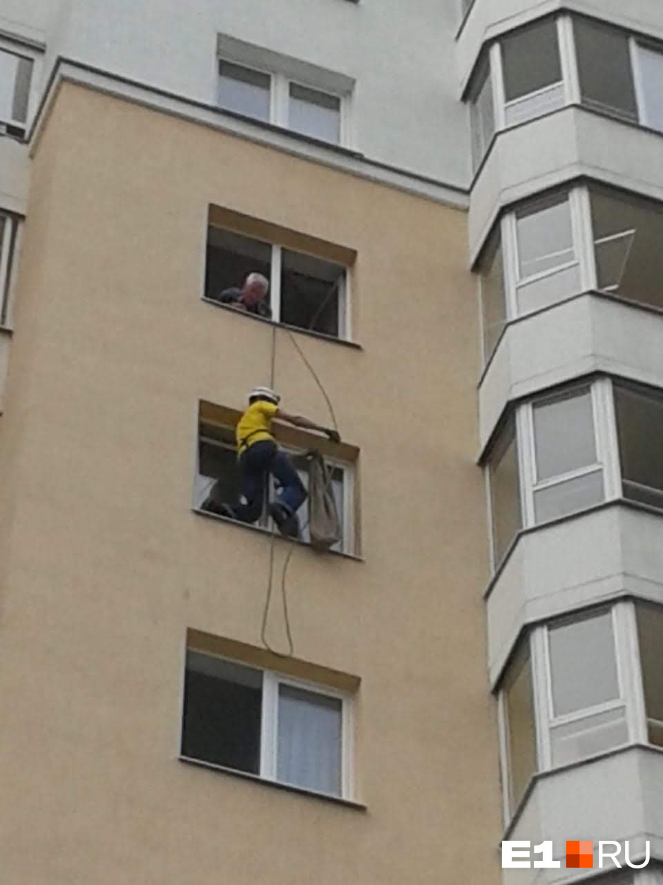 Житель с девятого этажа разрешил провести веревку через свое окно