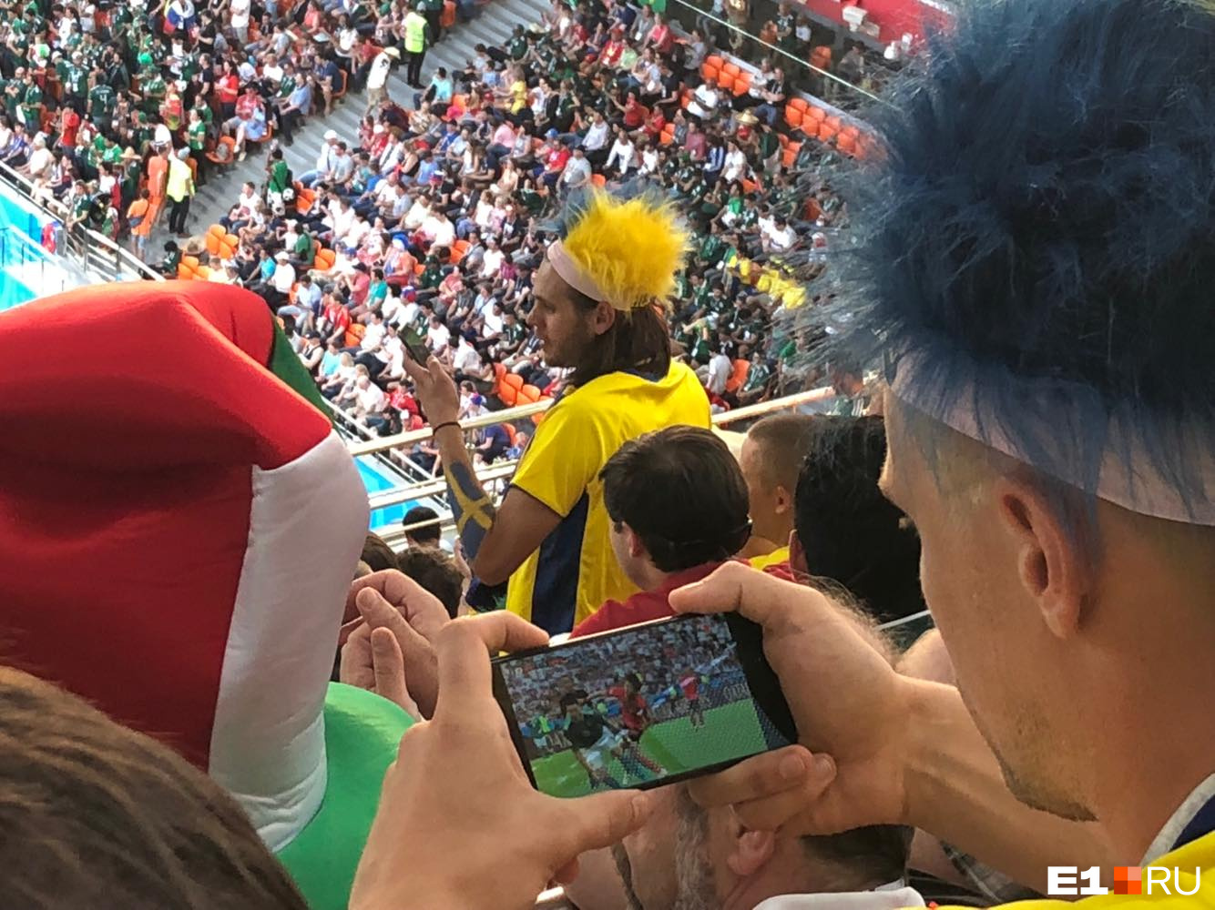 Они смотрят игру Кореи во время матча с шведами