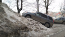 Потому что надо: водитель закатил внедорожник на гору снега перед тротуаром