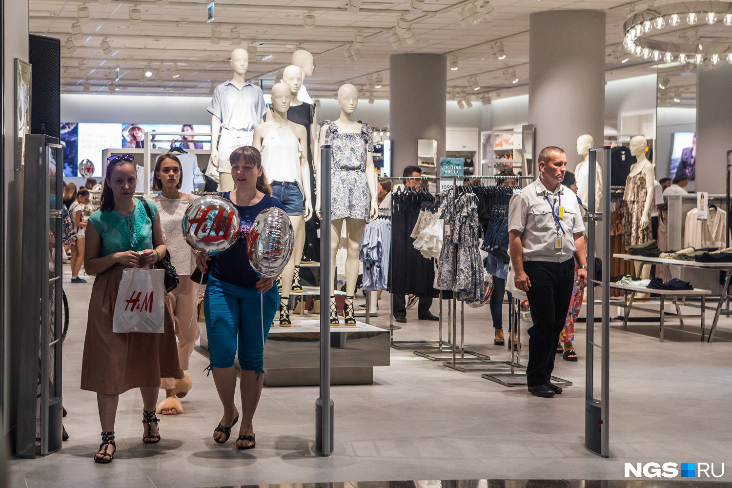 На открытии H&M в «Ауре» выстроилась 100-метровая очередь - 22 июня 2017 -  НГС.ру