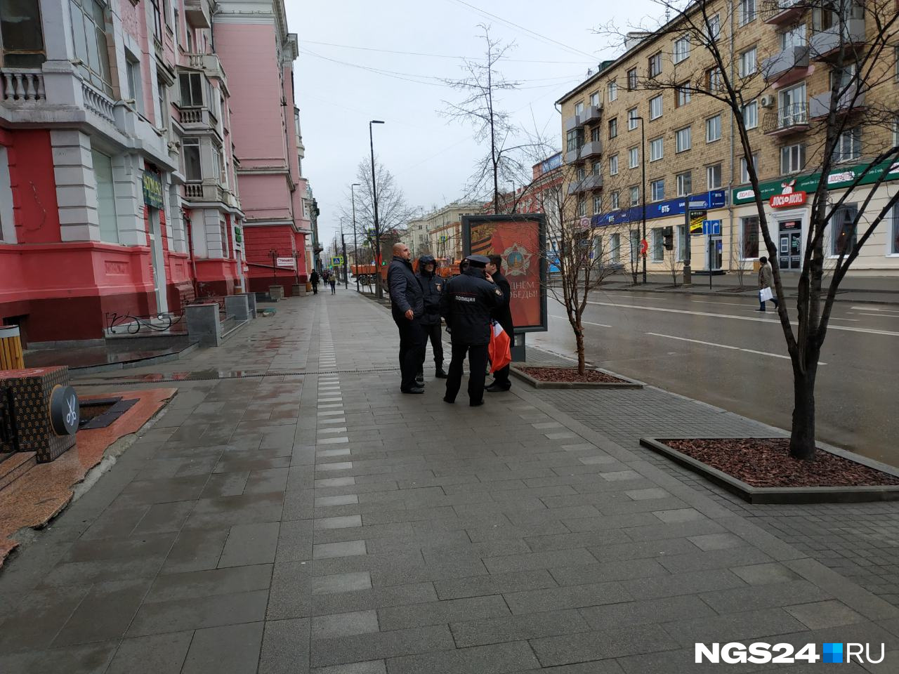 Активисты дают объяснения полиции Активисты дают объяснения полиции