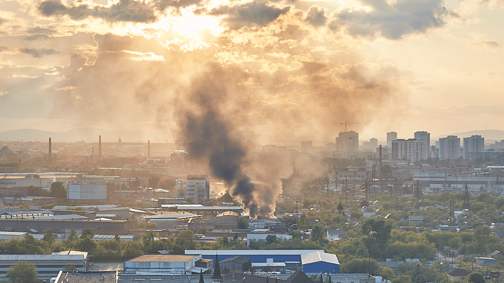 Столб дыма видно из центра: в Пионерском загорелся склад, огонь перекинулся на садовые участки
