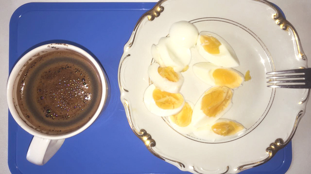Стандартный завтрак Марии: кофе и варёные яйца