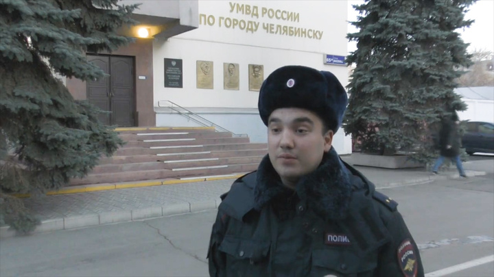 «Был без сознания»: в Челябинске полицейский спас из горящей квартиры мужчину
