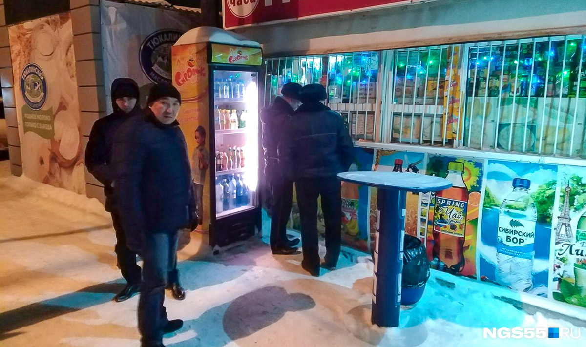 Полицейские проводят контрольную закупку. Фото Александра Зубова