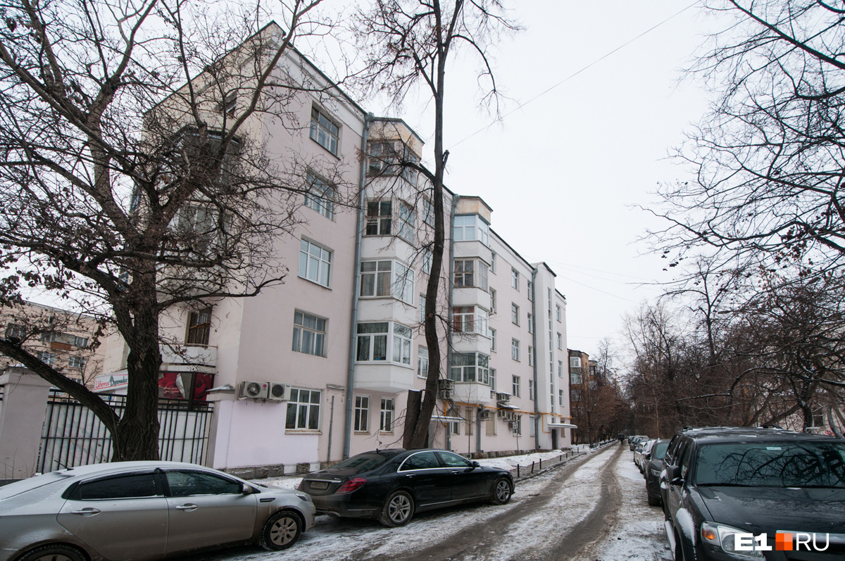 Это корпус, где жили начальники. За домом хорошо следит УК, и он выглядит ухоженным Это корпус, где жили начальники. За домом хорошо следит УК, и он выглядит ухоженным