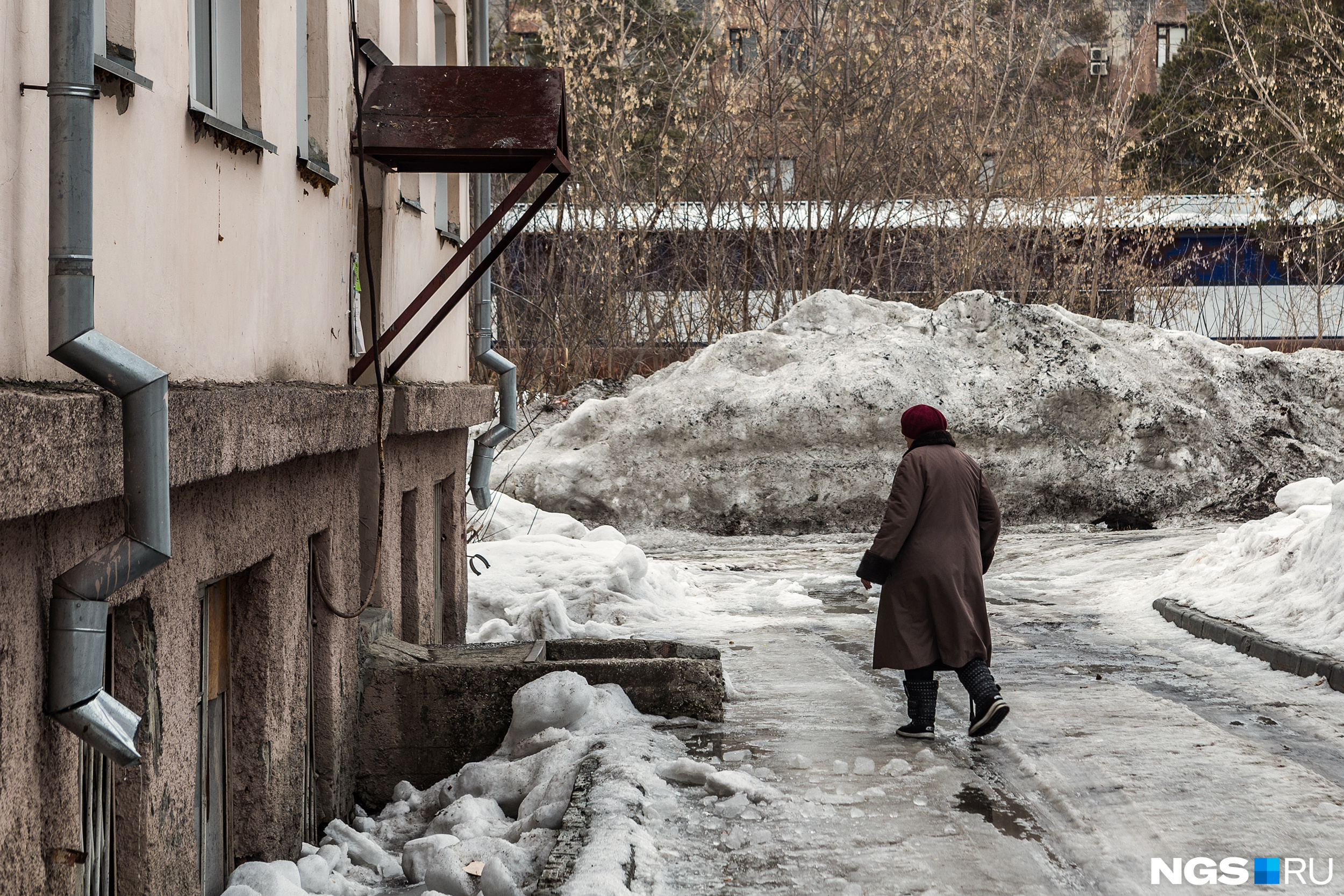 Дом № 13Г расположен в низине — каждую весну к нему прибывает вода, которая топит цокольный этаж Дом № 13Г расположен в низине — каждую весну к нему прибывает вода, которая топит цокольный этаж