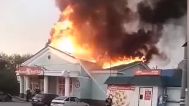 «Пожарные не торопятся»: на Южном Урале вспыхнул магазин с морепродуктами