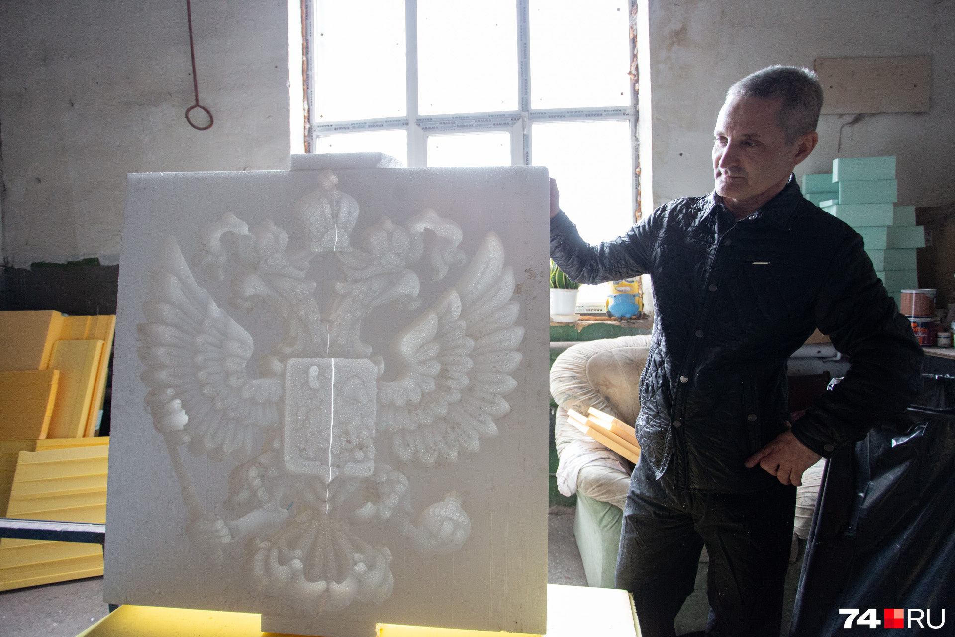 Пробную форму для гипса Сергей уже сделал — это герб России 