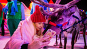 Селфи с оленем и рэп Деда Мороза: фоторепортаж с открытия снежного городка в центре Новосибирска