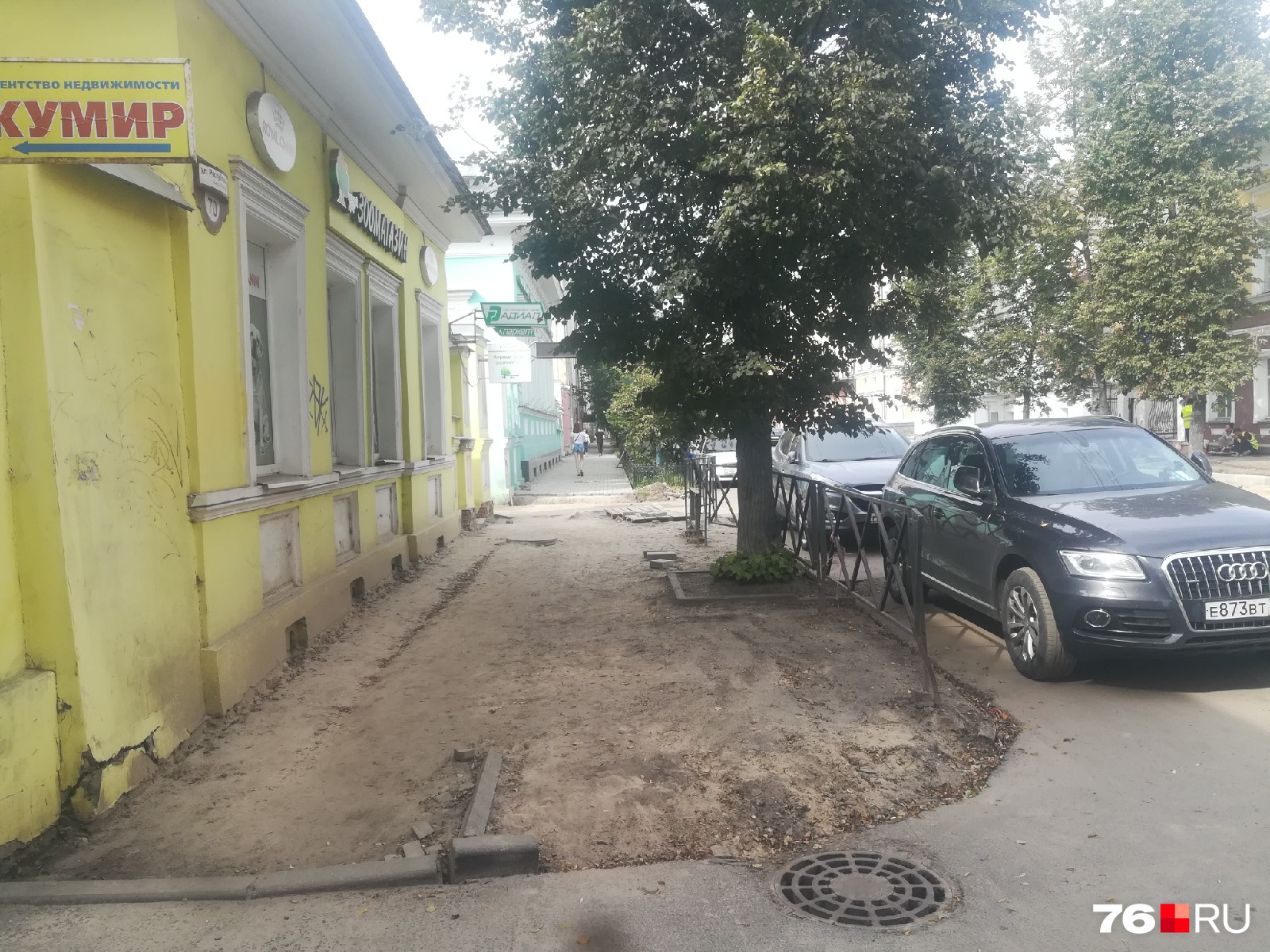 Вдобавок ко всему здесь ещё и грязно и пыльно Вдобавок ко всему здесь ещё и грязно и пыльно
