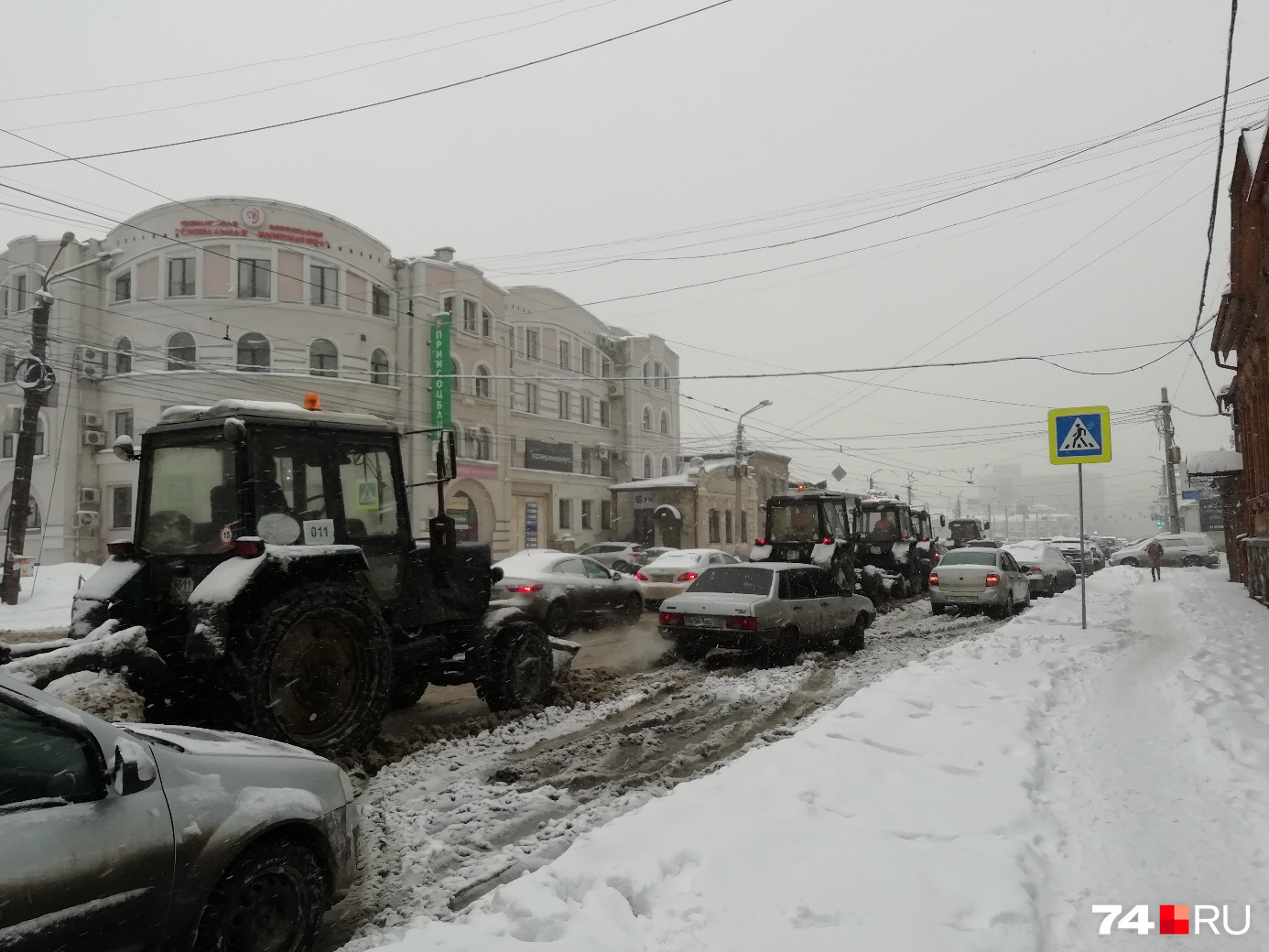 Машины убирают снег по улице Труда 