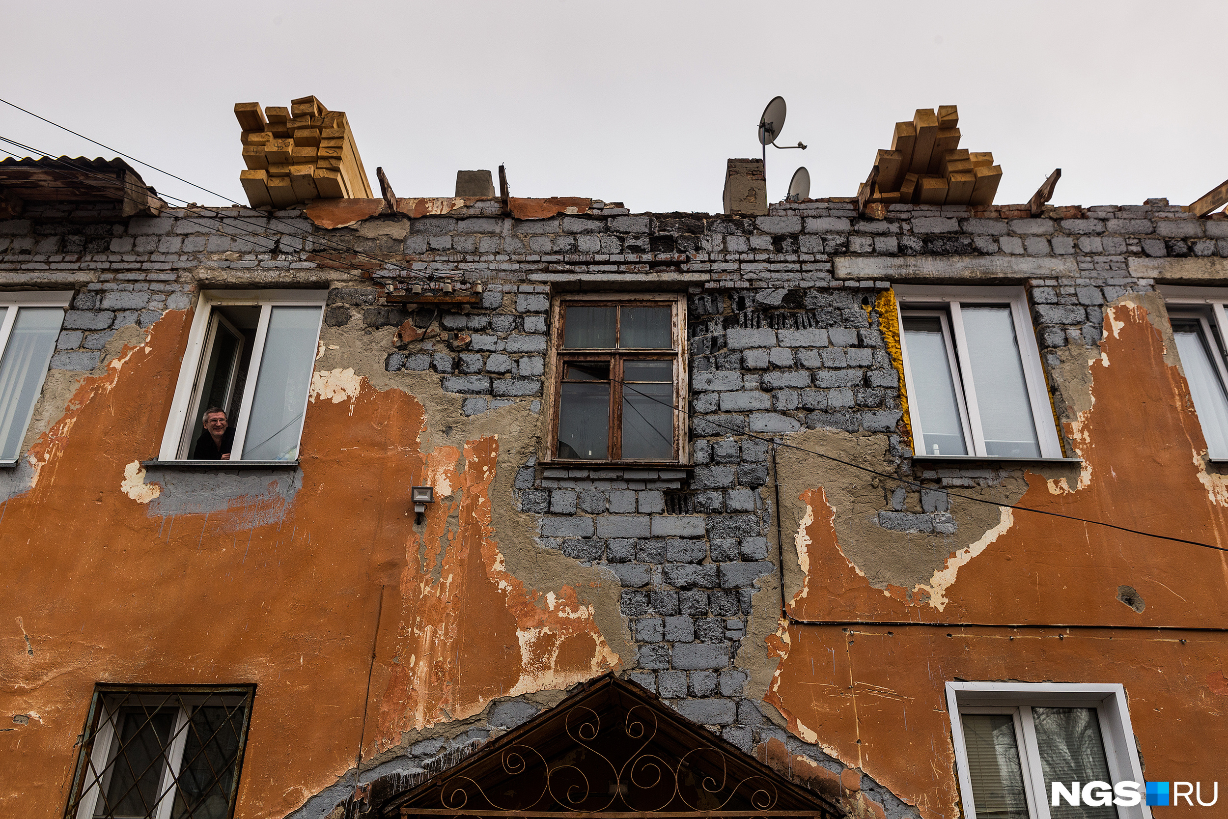 Владельцы квартир вынуждены жить в доме без крыши 