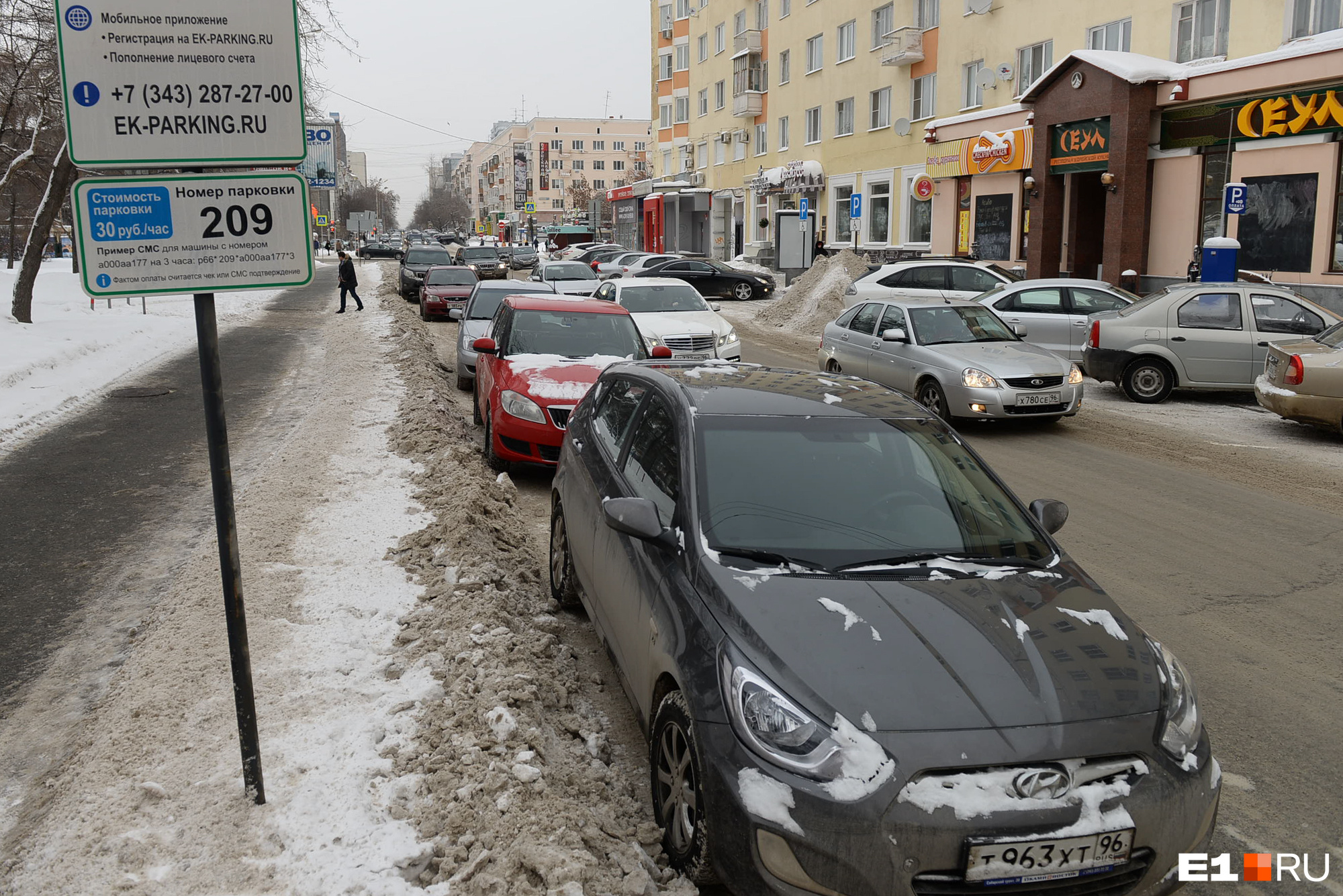 В Москве каршеринговые авто можно оставлять на платной парковке, но с мэрией Екатеринбурга такого договора у "Делимобиля" пока нет