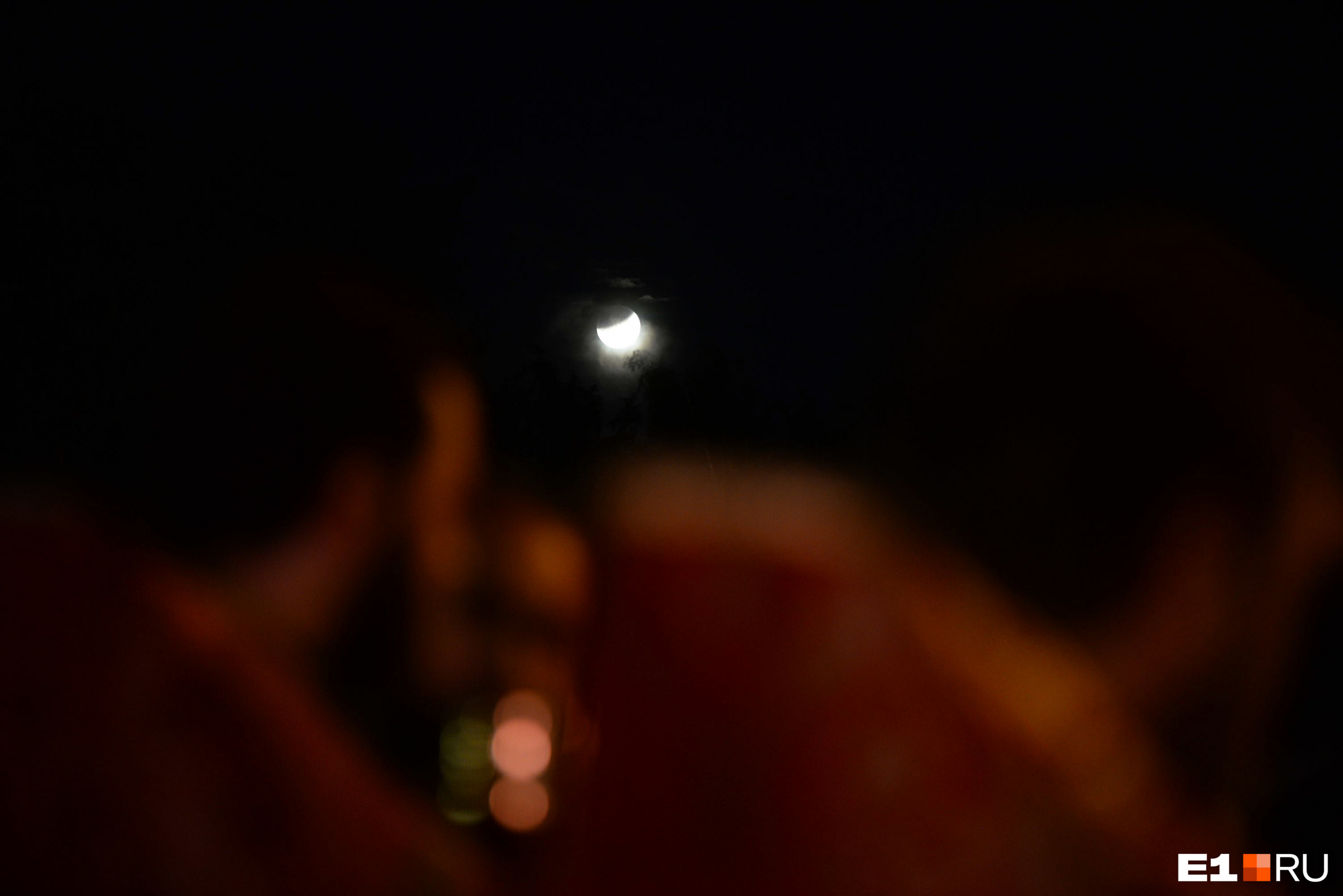 Лунное затмение за спинами священнослужителей: в Екатеринбурге этой ночью прошел крестный ход в память царской семьи