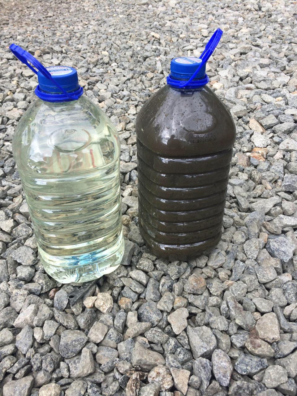 Справа — донные отложения с озера Здохня, слева — очищенная от них вода