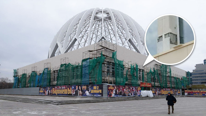С обновленного фасада цирка в Екатеринбурге начала отпадать плитка