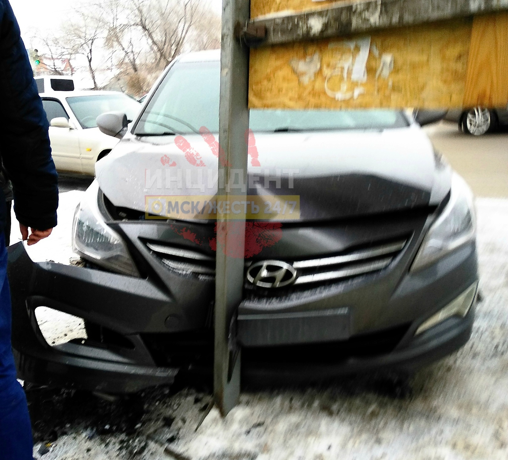 Автомобиль заметно пострадал в аварии Автомобиль заметно пострадал в аварии