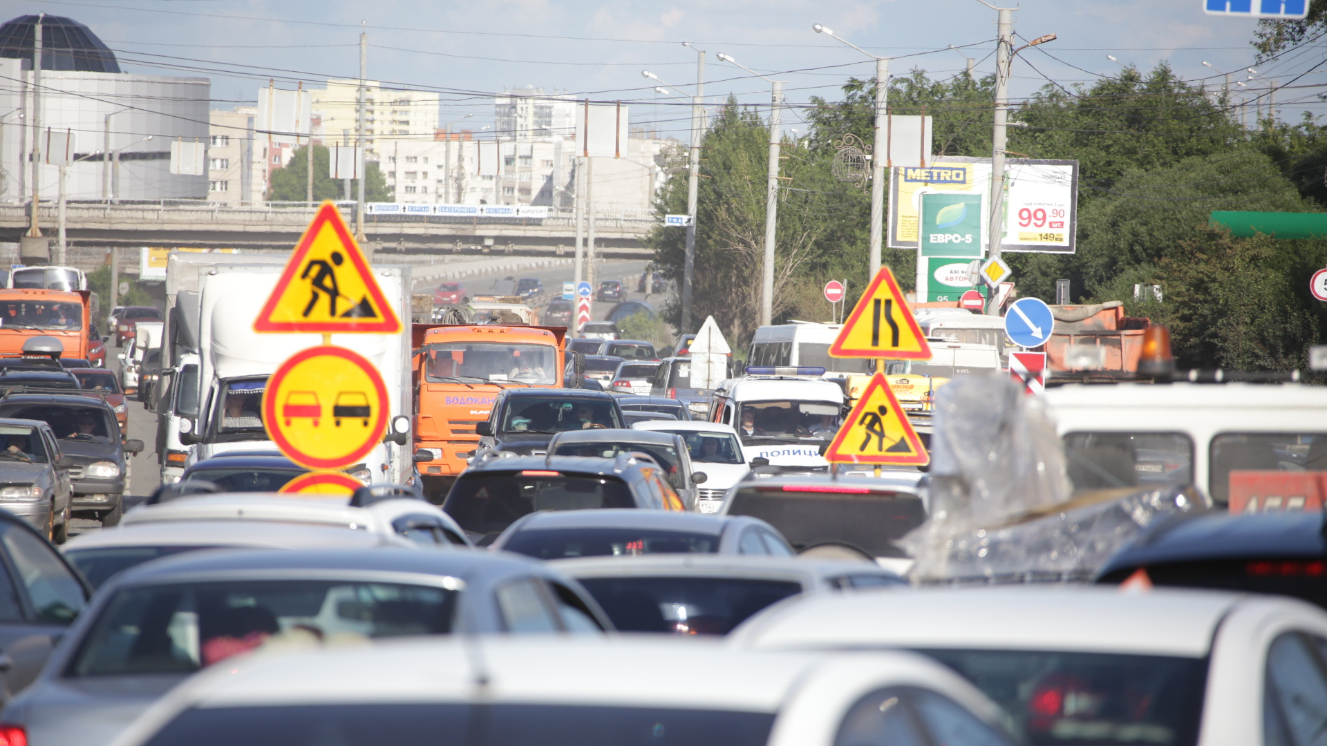 Одна из центральных улиц Челябинска встала в пробку из-за дорожного ремонта