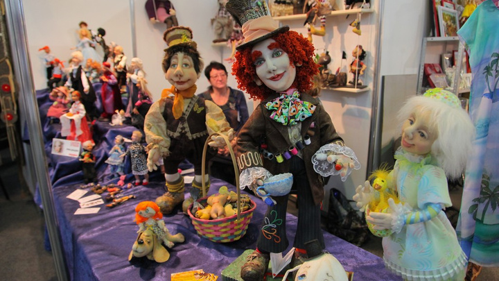 Мистические скульптуры, оживающую картину и тысячи кукол представили на выставке «Арт-Красноярск»