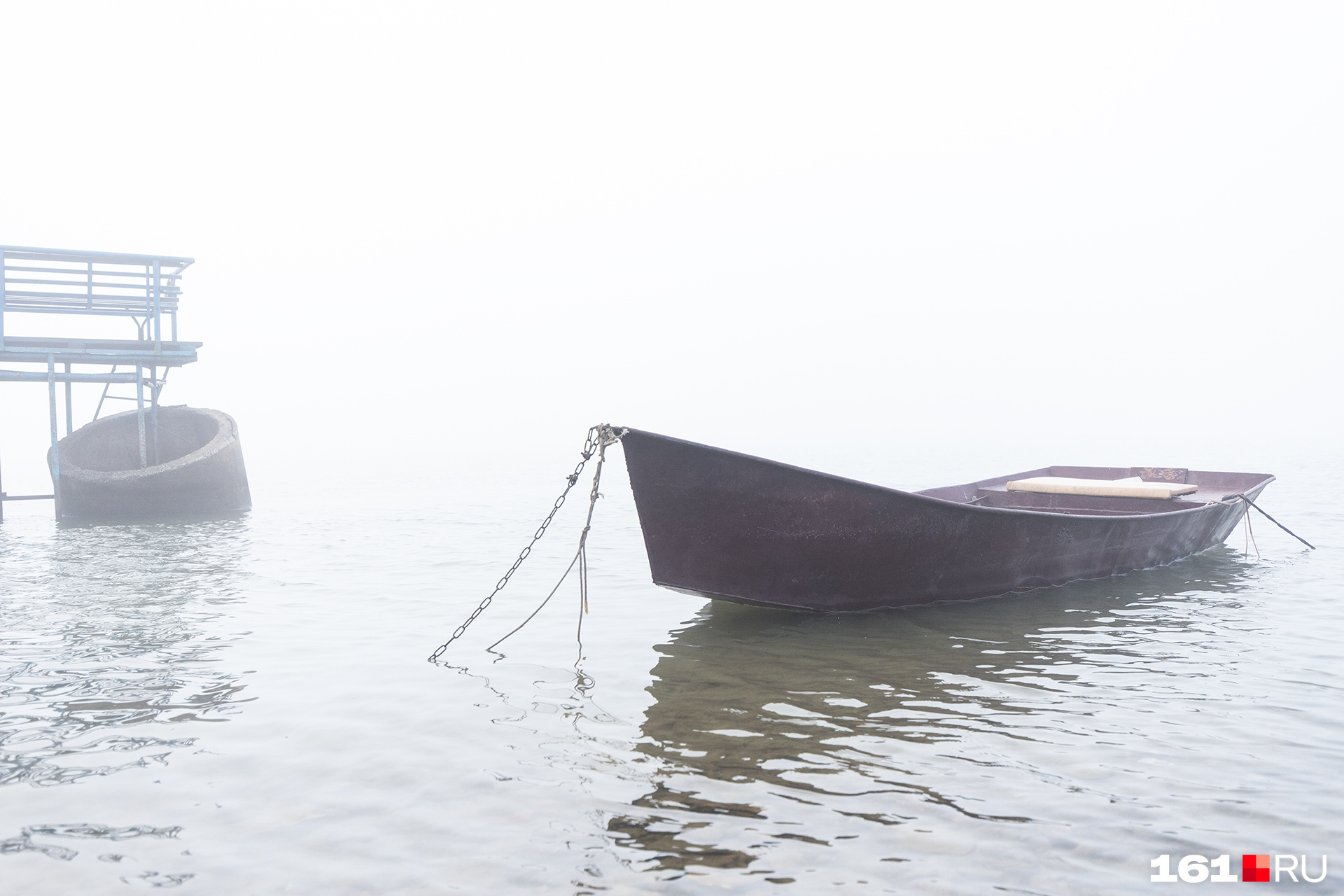 Одинокая лодка колышется на донских волнах