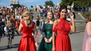 Сотни 11-классников пришли на Михайловскую набережную на выпускной