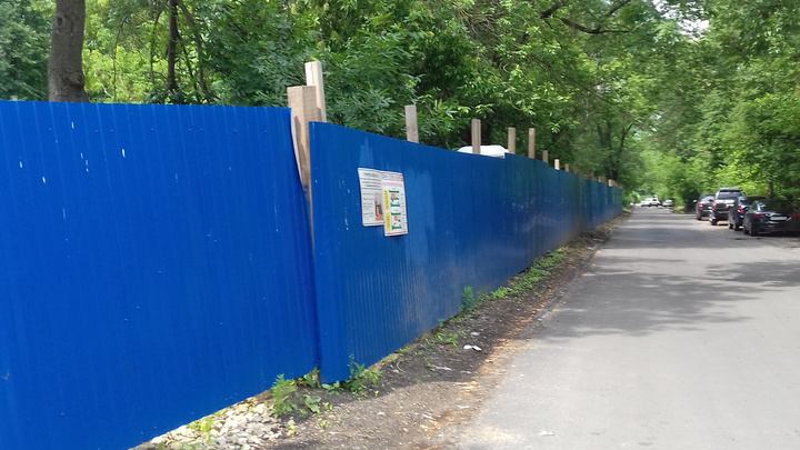 Сквер за синим забором: участок, попавший в программу «Городская среда», отдали под кафе