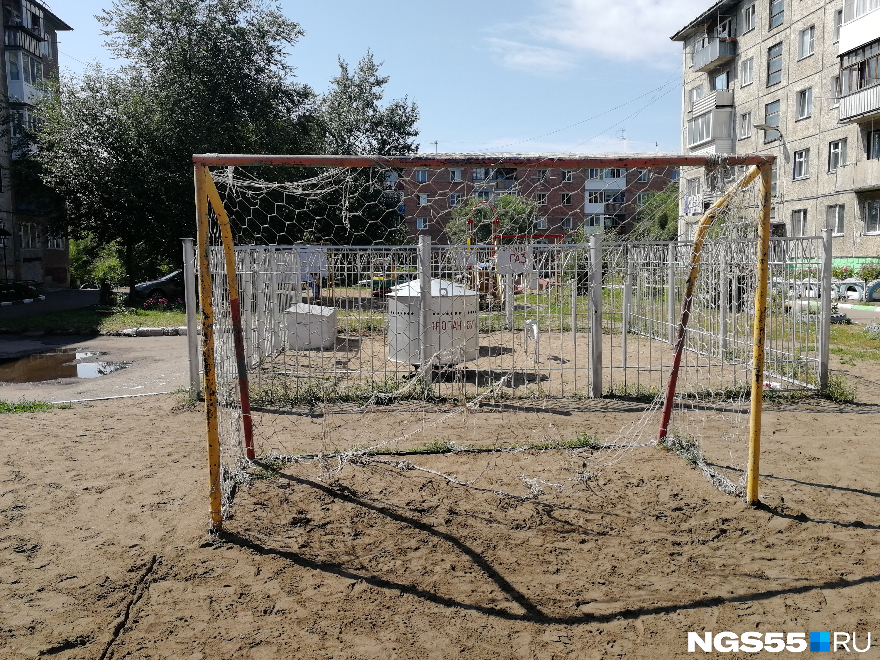 В сетке на воротах огромная дырка, и мяч, пролетая в нее, стучит в газгольдер В сетке на воротах огромная дырка, и мяч, пролетая в нее, стучит в газгольдер