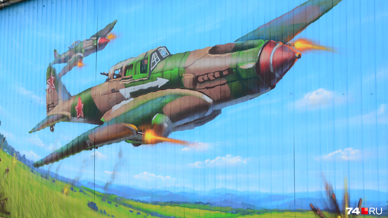 Она изображает батальную сцену с танками, самолётами и даже поющим Кобзоном (на момент съемки Кобзона ещё не нарисовали)