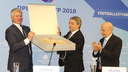 Министру спорта Уругвая подарили деревянную копию «Самара Арены»