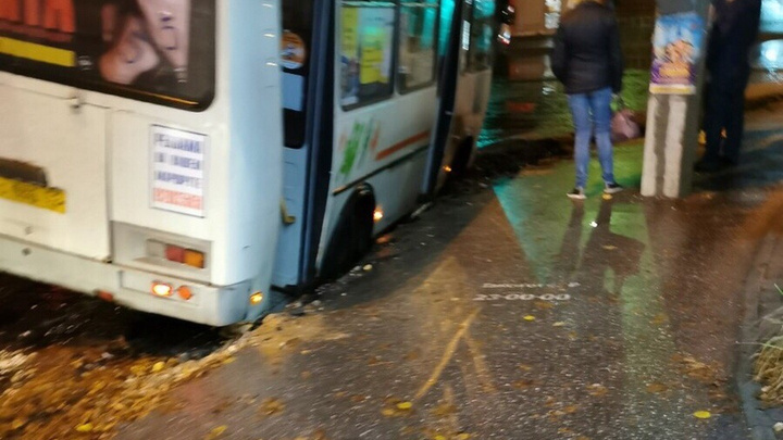 В Дзержинске автобус провалился под землю на «безопасной и качественной дороге»