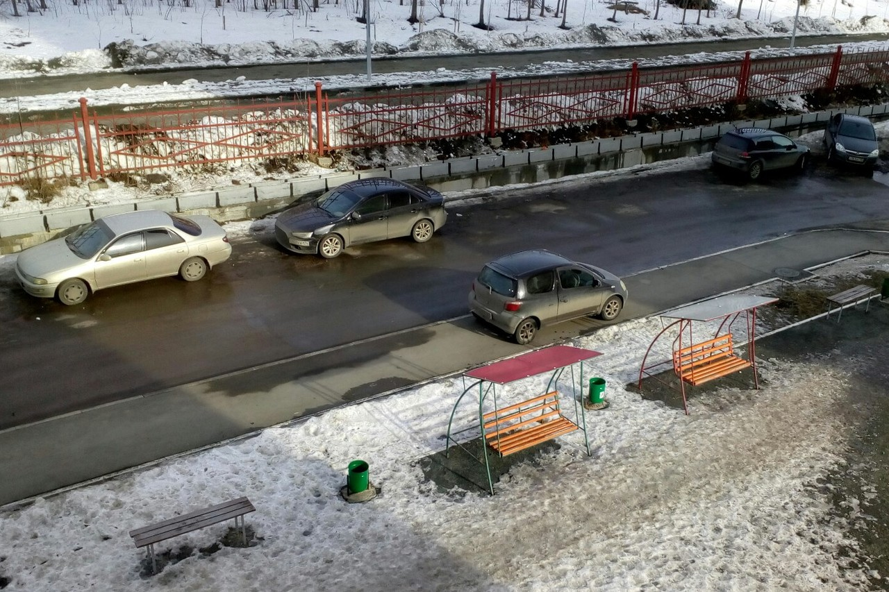 Водитель Toyota Vitz взобрался на тротуар. Кругом полно свободных мест Водитель Toyota Vitz взобрался на тротуар. Кругом полно свободных мест