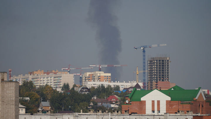 На Северном шоссе загорелось здание: дым от пожара добрался до центра города