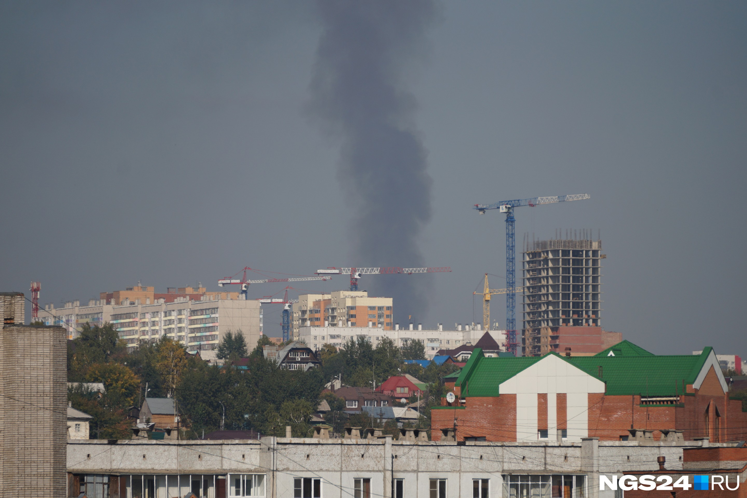 Дым уйдет. Здание горит дым. Горит здание в городе Далматово. Дым от здания иранского Министерства 2003 год. Стеклянное здание дым горит.