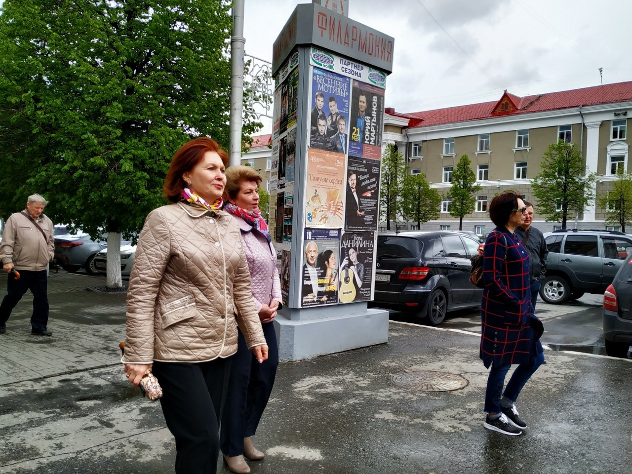 Замгубернатора по соцполитике Татьяна Менщикова и директор департамента здравоохранения Лариса Кокорина направляются к митингующим Замгубернатора по соцполитике Татьяна Менщикова и директор департамента здравоохранения Лариса Кокорина направляются к митингующим