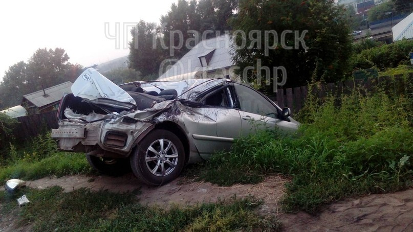 Припаркованный автомобиль оказался сильно поврежден Припаркованный автомобиль оказался сильно поврежден