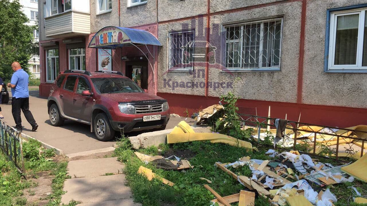 Красноярец выкидывал из окна старую мебель и помял припаркованное авто