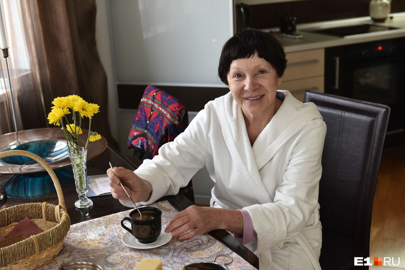 Тамара Васильевна варит очень вкусный кофе с мёдом и лимоном