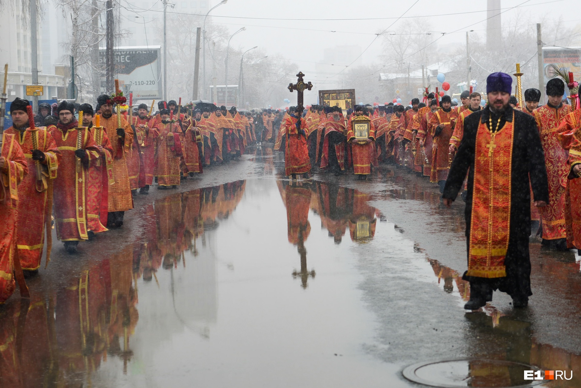 Крестный ход в Екатеринбурге: на пути верующим встретилась огромная лужа, но повторять чудо хождения по воде никто не решился 