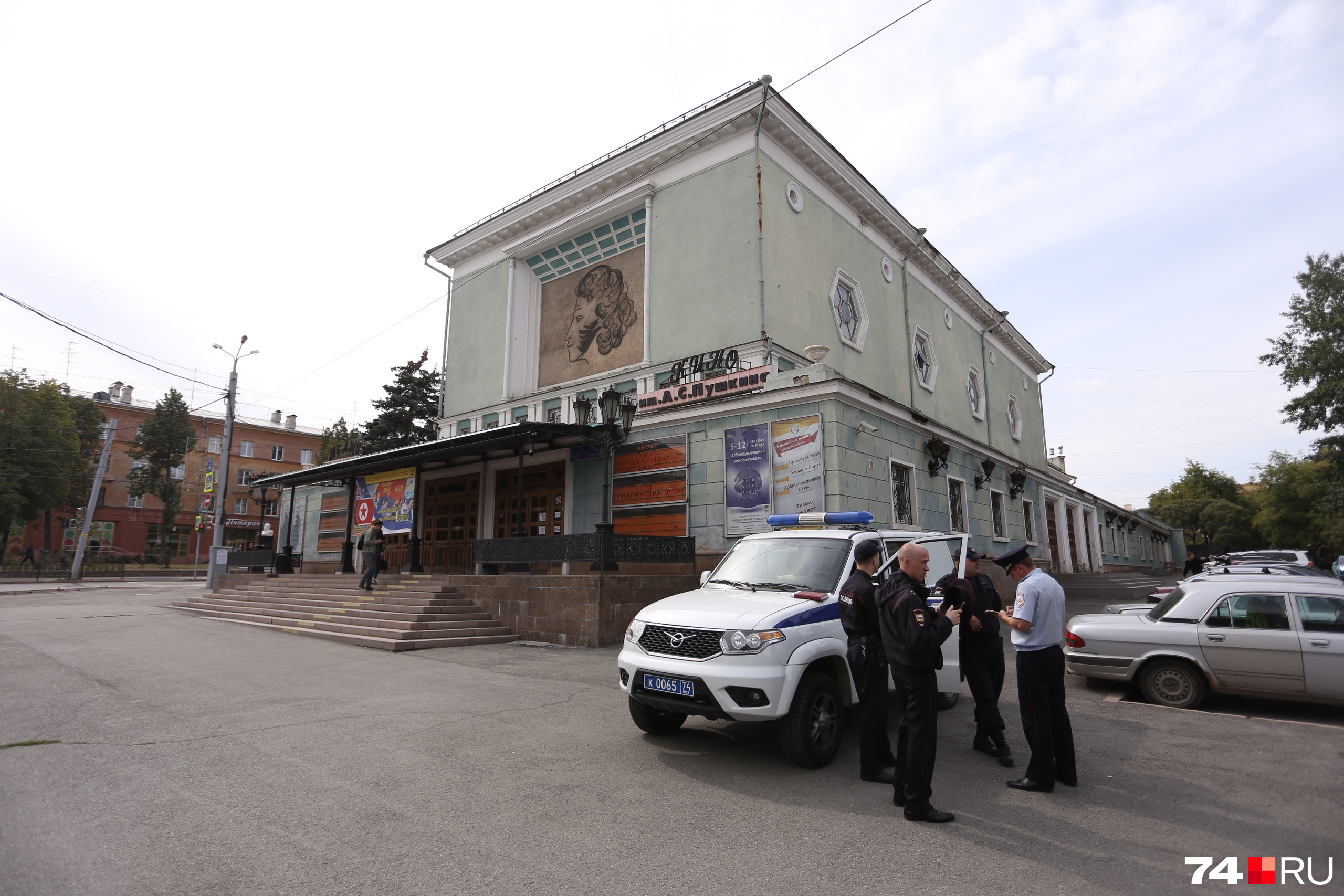 Когда люди обсуждают план, полиция должна быть рядом Когда люди обсуждают план, полиция должна быть рядом