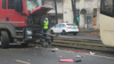 «Грузовик примагнитило»: смотрим фото с места ДТП, где столкнулись фура и трамвай