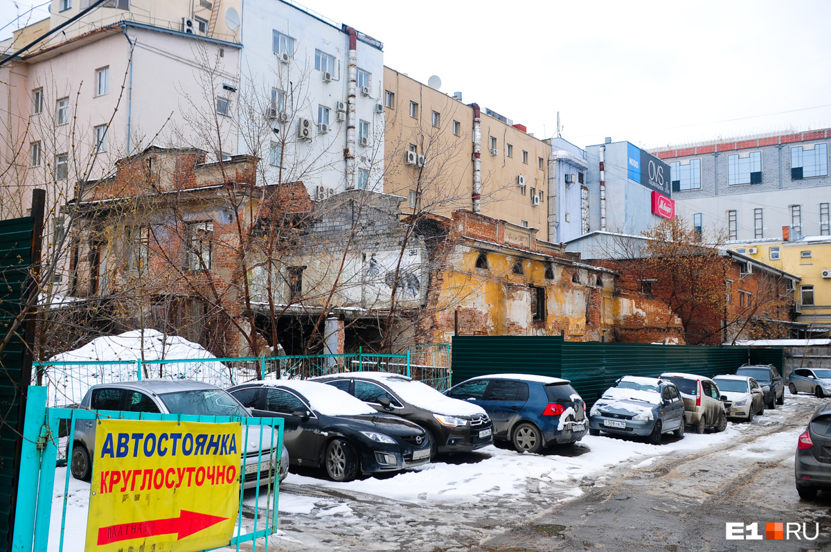 А это конюшни, которые снесли почти четыре года назад