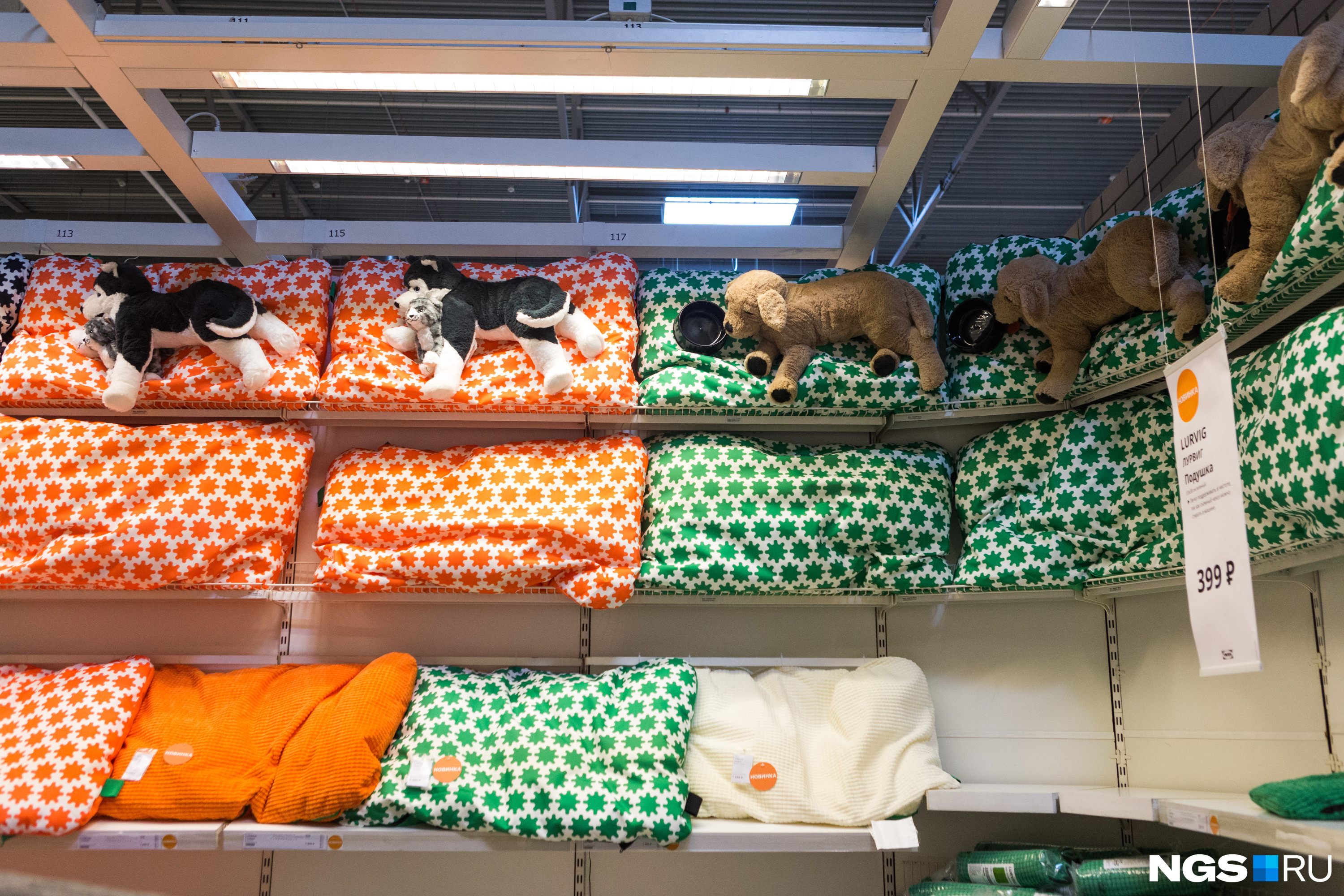 В магазине к подушкам для питомцев приделали мягкие игрушки
