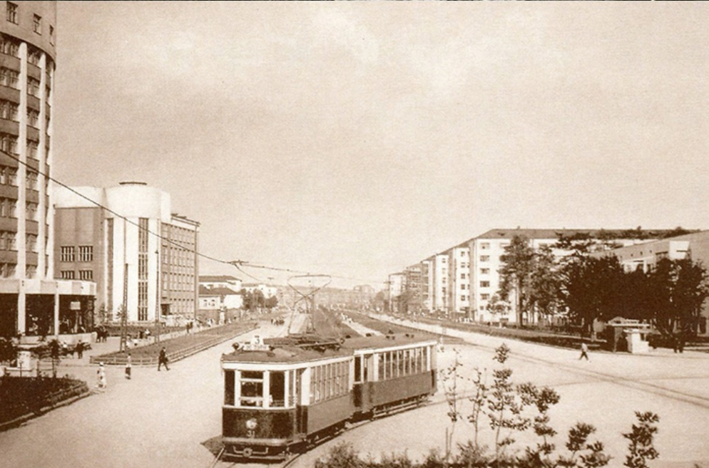 Вид со стороны кольца на Ленина — Луначарского. Комплекс зданий виднеется справа