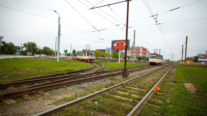 «Это неэстетично»: власти Челябинска возмутила трава на трамвайных путях