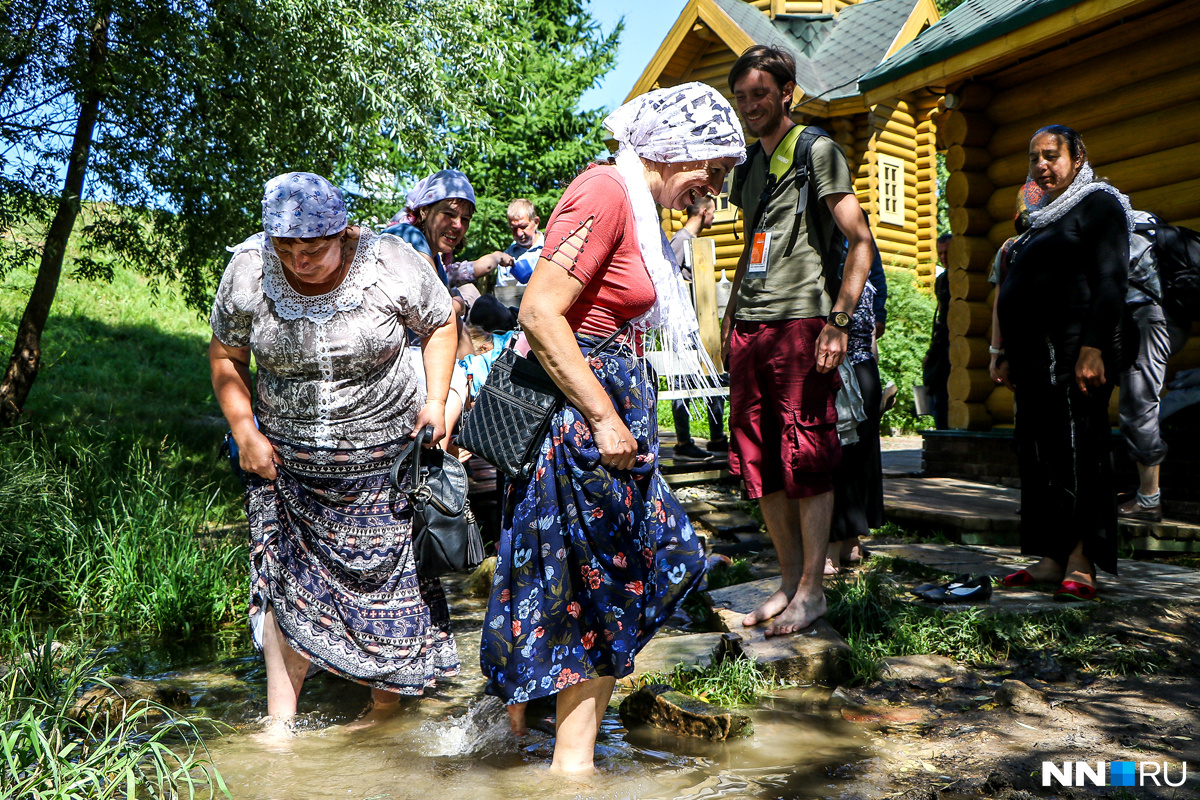 После богослужения многие пришли на святой источник