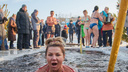 Елки, хороводы, прорубь: фоторепортаж с предновогоднего праздника любителей моржевания в Самаре